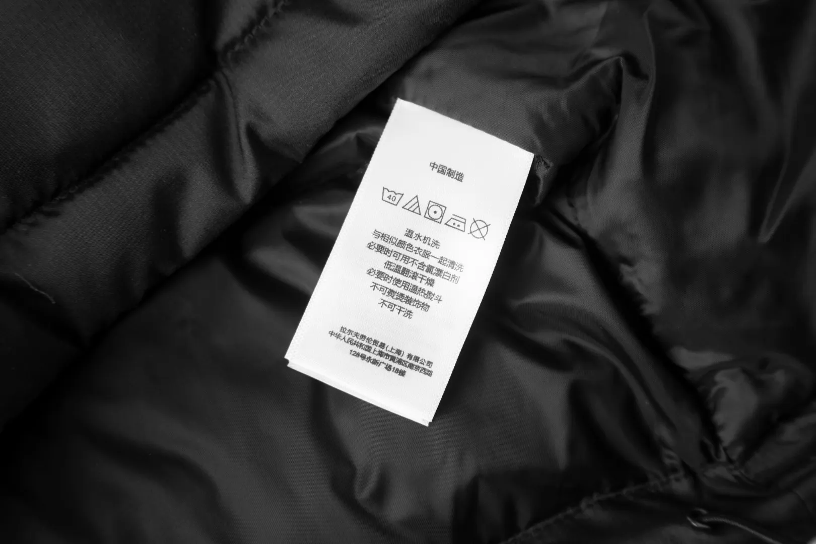 P460 White background picture [Popular in winter] Style number: 25118# Color: Black/Navy/Apricot/Sand Brown Size: S-XL - Ralph Lauren/Ralph Lauren 2025FW Popular winter items stand-up collar multi-zip three-proof GorHam vest down vest - 0.15 grid nylon coating on the face for light three-proof built-in 360T anti-drilling velvet coated gallbladder - corn tooth high-quality resin zipper Five large and small partition zippers on the whole body. Separate mold opening - original mold opening with originality. Full set of customized accessories. 100% detail processing - RL Ralph Lauren classic best-selling small label down vest. Best-selling offline in North America and out of stock all year round. Black and blue basic two-color. 25 new with apricot brown two-color. Simple and versatile. Double internal and external zippers. Very practical. Elastic elastic cord at the hem. Free elastic adjustment. 350 grams of zoned down filling. Warm and comfortable. Warm for winter.